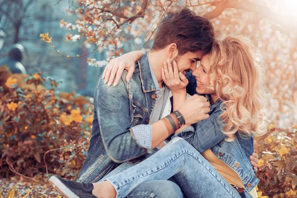 Çift birbirlerine öpüşme