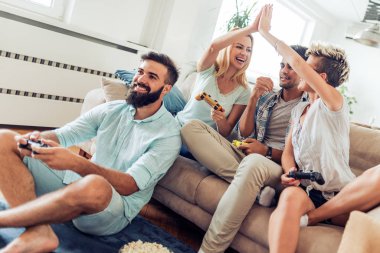 Video oyunu oynayan arkadaşlar