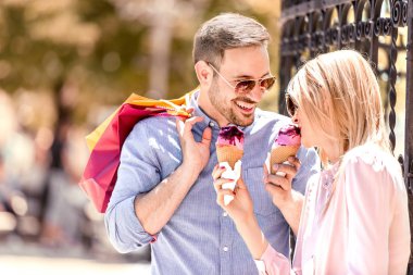 Dondurma yiyen çift.