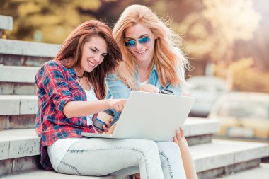 dizüstü bilgisayar kullanan arkadaşlar