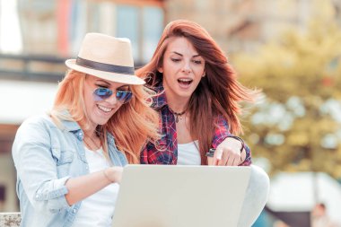 dizüstü bilgisayar kullanan arkadaşlar