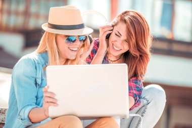 dizüstü bilgisayar kullanan arkadaşlar