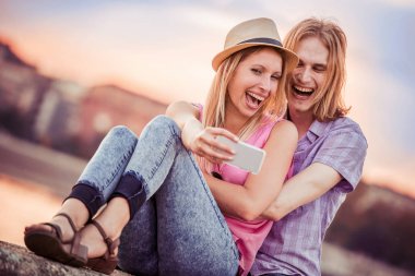 Mutlu çift selfie çekiyor.