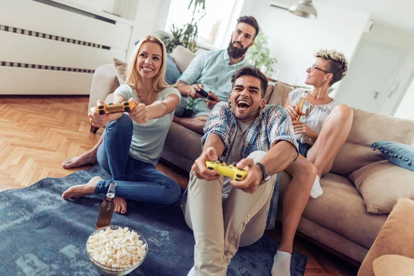 Video oyunu oynayan arkadaşlar