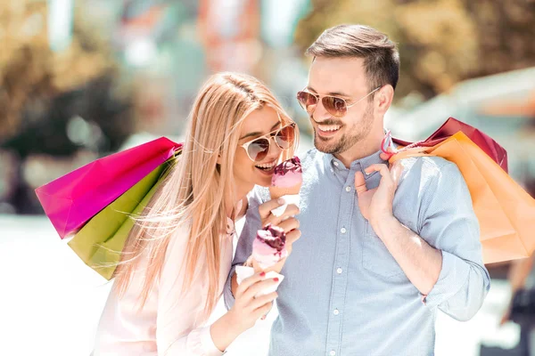 Pareja comiendo helado — Foto de Stock