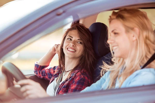 Belles jeunes femmes en voiture — Photo