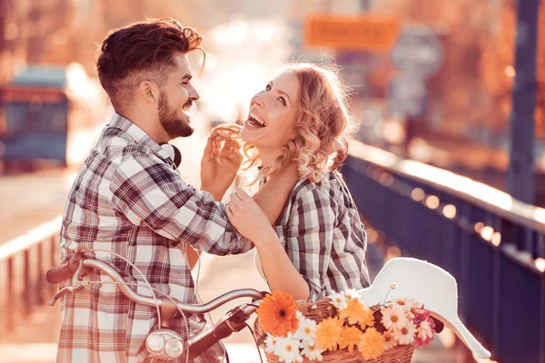 Pareja montando en bicicletas — Foto de Stock