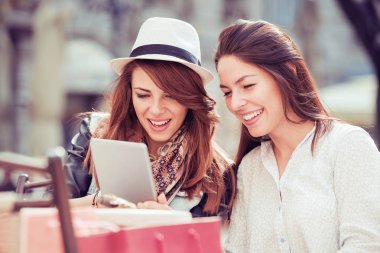 arkadaşlar selfie alarak