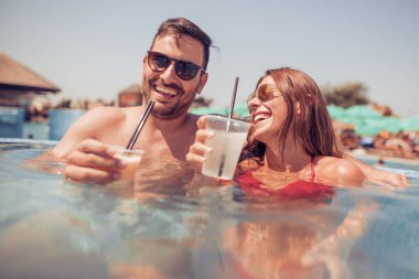 Yüzme havuzundaki çift