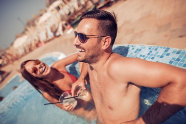 Yüzme havuzundaki çift