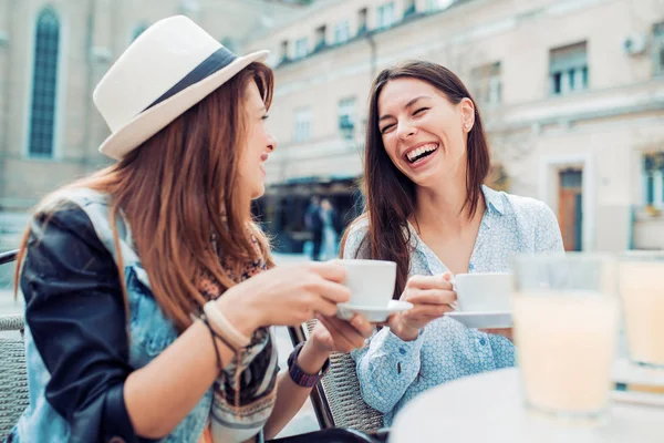 Vrienden gekleed terloops zitten met koffie — Stockfoto