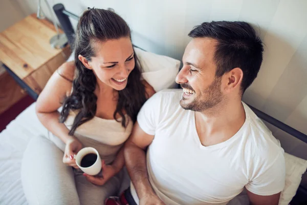 Pareja sentada y bebiendo café — Foto de Stock