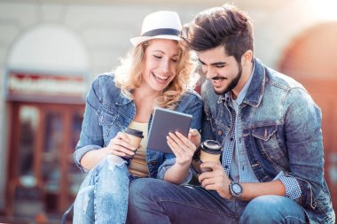 Kaç turist dijital tablet kullanma