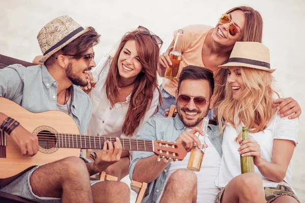 Amigos tocando guitarra en la playa — Foto de Stock