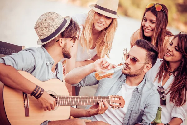 Sahilde gitar çalmak arkadaşlar