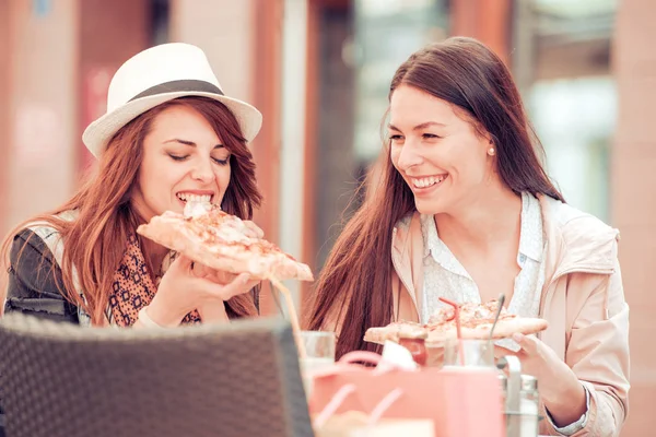Két lányok eszik pizza, kávézó — Stock Fotó