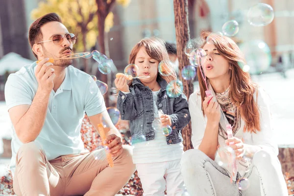 Padres jugando con el niño — Foto de Stock