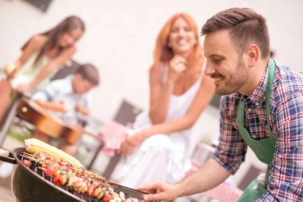 Famiglia che fa barbecue in vacanza — Foto Stock