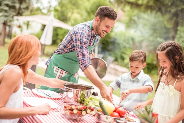 Familie beim gemeinsamen Mittagessen im Garten — Stockfoto