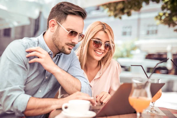 Paar sucht etwas auf Laptop — Stockfoto