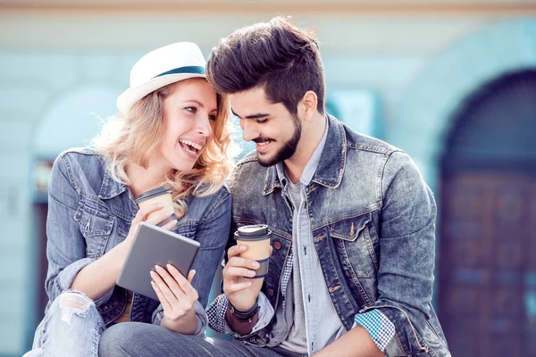 Couple de touristes utilisant une tablette numérique — Photo