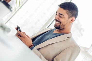Akıllı telefon kullanan iş adamı