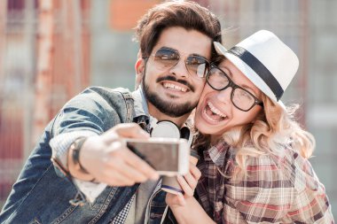 Mutlu genç çift selfie çekiyor.