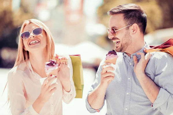 Пара со сладким мороженым — стоковое фото