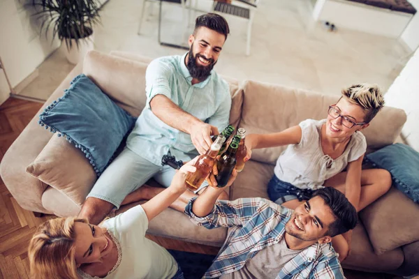 Oturma ve bira içiyor arkadaşlar