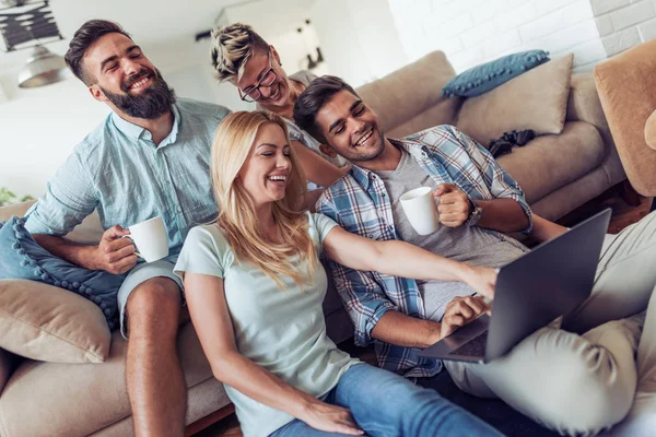 Amigos viendo película — Foto de Stock