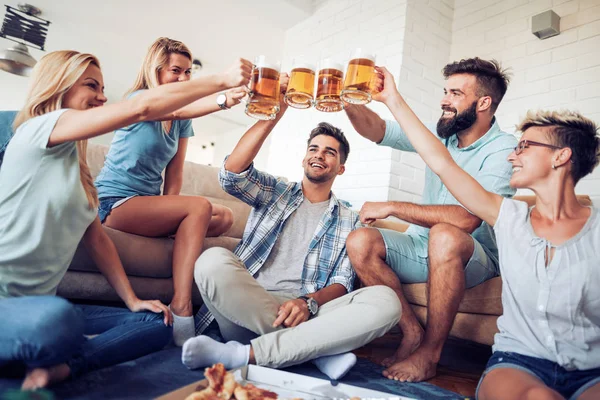 Друзі п'ють пиво вдома — стокове фото