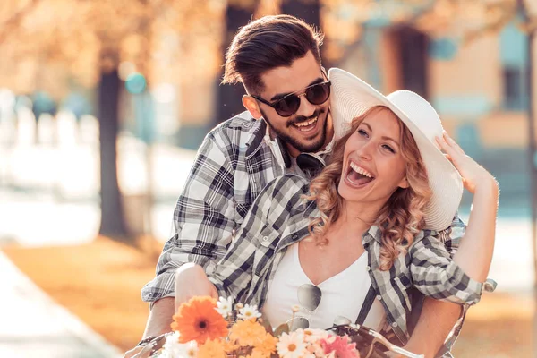 Paar fährt Fahrrad und hat Spaß — Stockfoto