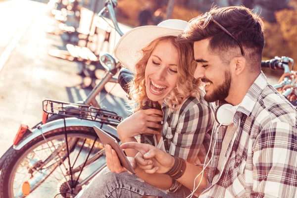 Pareja usando tableta en el centro de la ciudad — Foto de Stock