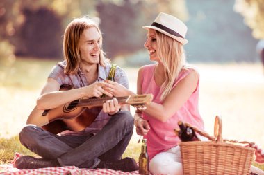 Pikniğe gitar ile Çift