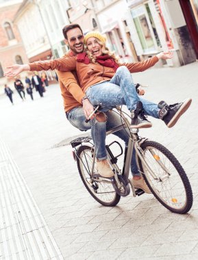 Çift üzerinde bisiklet sürme