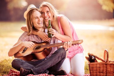 Pikniğe gitar ile Çift