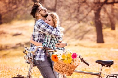 Parkta kucaklaşan çift.