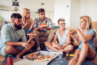 Pizza Yiyen Arkadaşlar