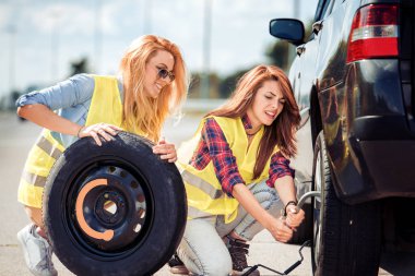 tekerlek kırık araba içinde değişen kadınlar