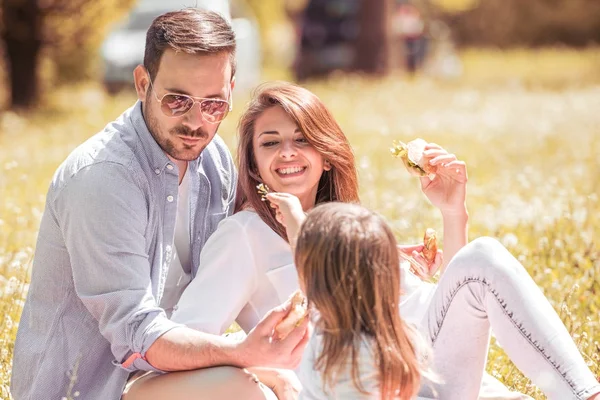 Familie eten broodjes op picknick — Stockfoto