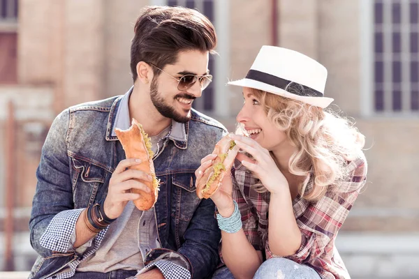 Pareja comiendo sándwiches — Foto de Stock