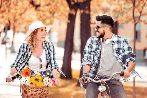 Bicicletas de equitação de casal no parque — Fotografia de Stock