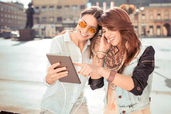 iki kız müzik dinliyor