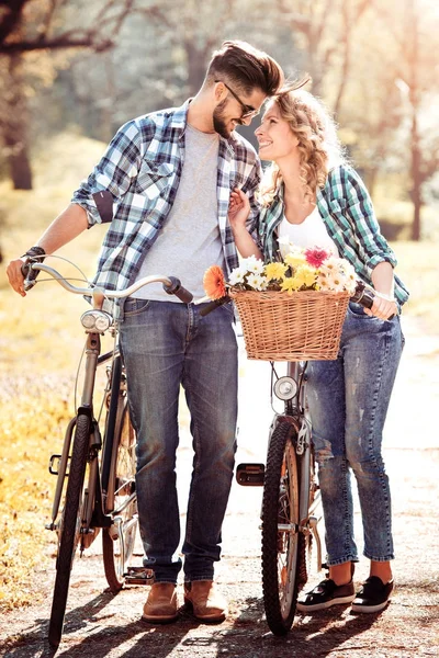 Пара в парке с велосипедами — стоковое фото