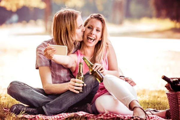 Paar nemen selfie op picknick — Stockfoto