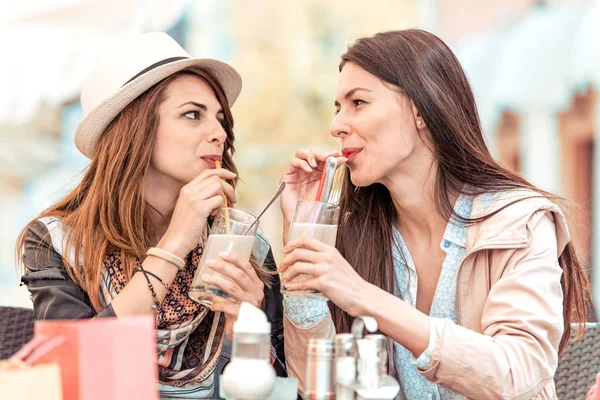 Girls drinking coffee — Stock Photo, Image