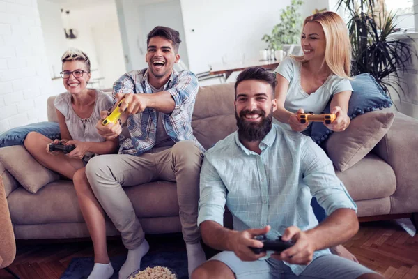 Amigos jugando videojuegos — Foto de Stock