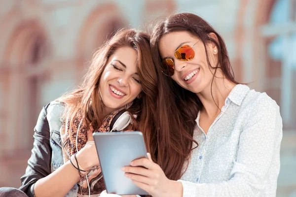 Selfie çeken kızlar.