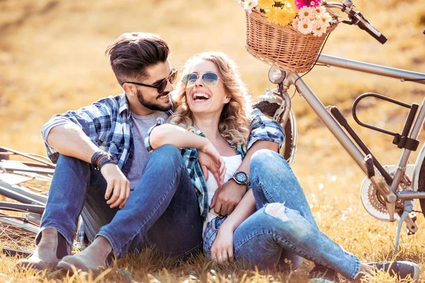 Casal descansando no parque — Fotografia de Stock