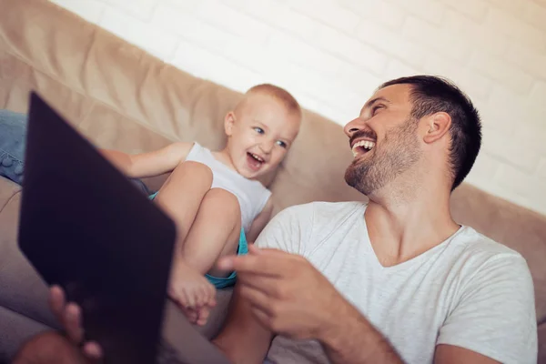 Padre e hijo riendo — Foto de Stock